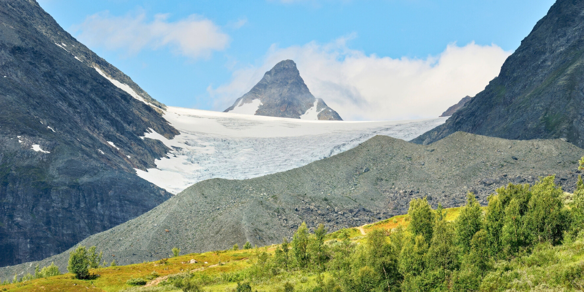 Puis vous atteignez les massifs des Alpes de Lyngen, territoire des fjords et glaciers 