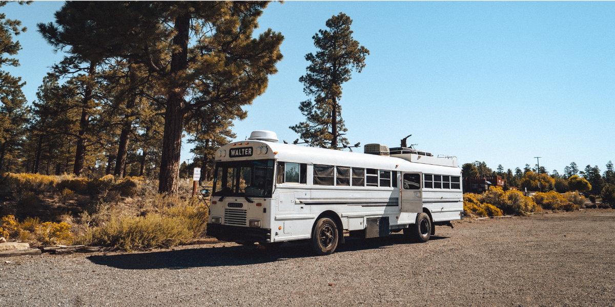 Votre hôtel sur roues : un authentique school bus aménagé 