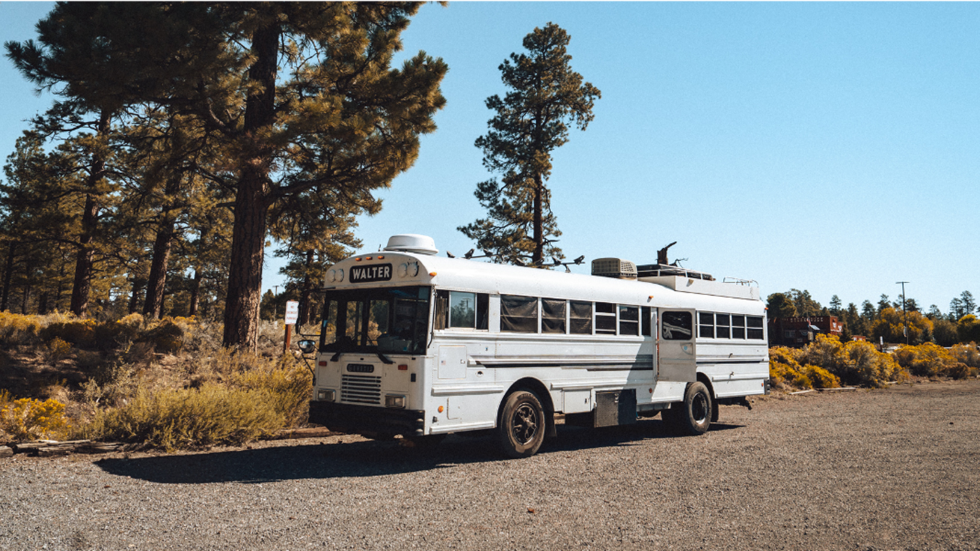 Votre hôtel sur roues : un authentique school bus aménagé