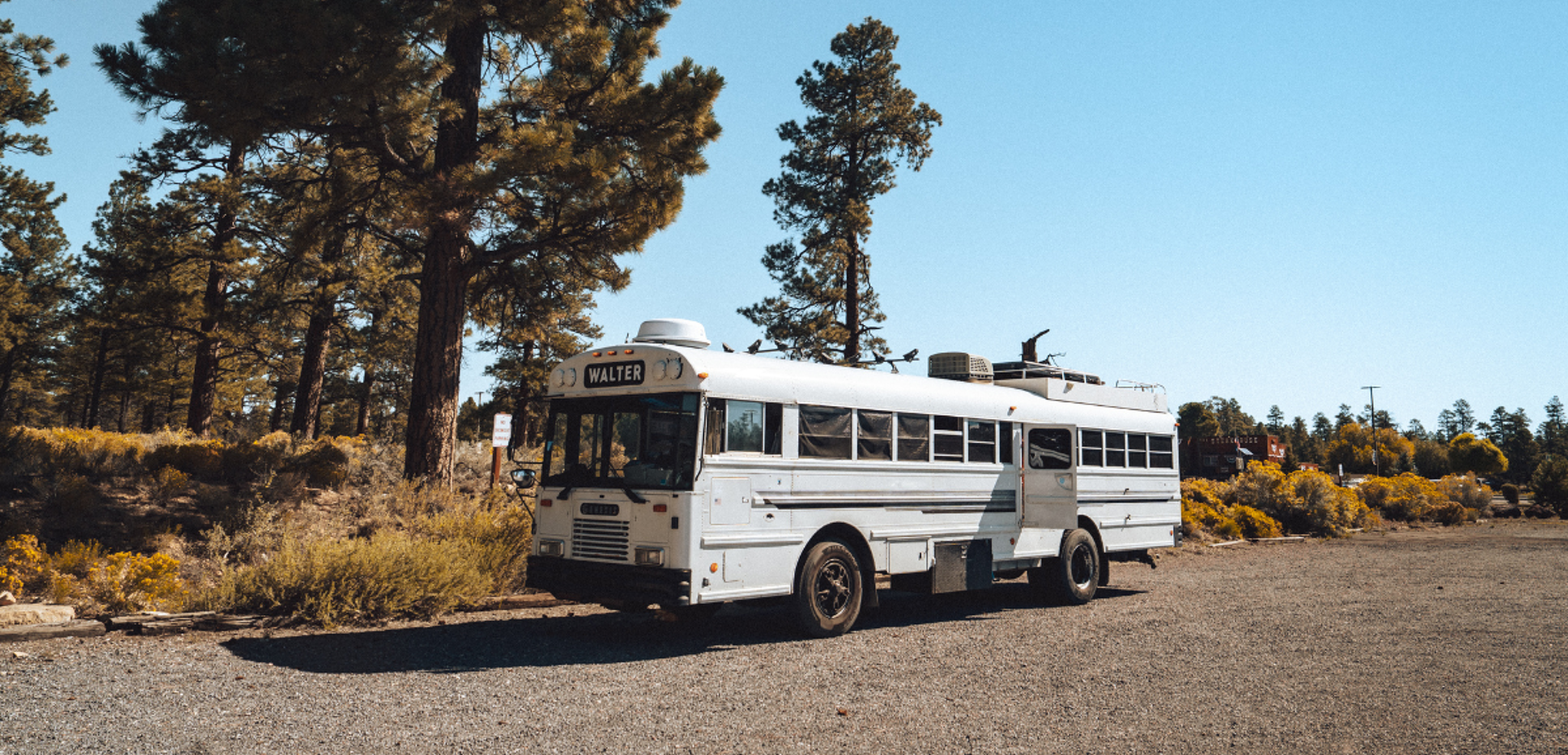 Votre hôtel sur roues : un authentique school bus aménagé