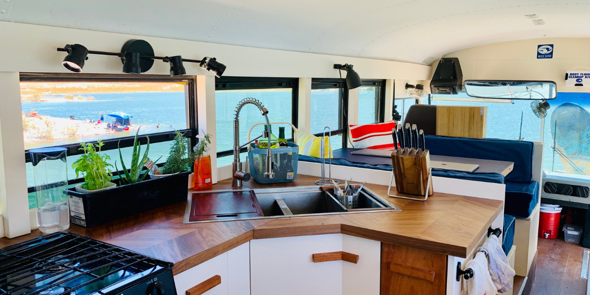 Une cuisine équipée pour cuisiner de bons petits plats 