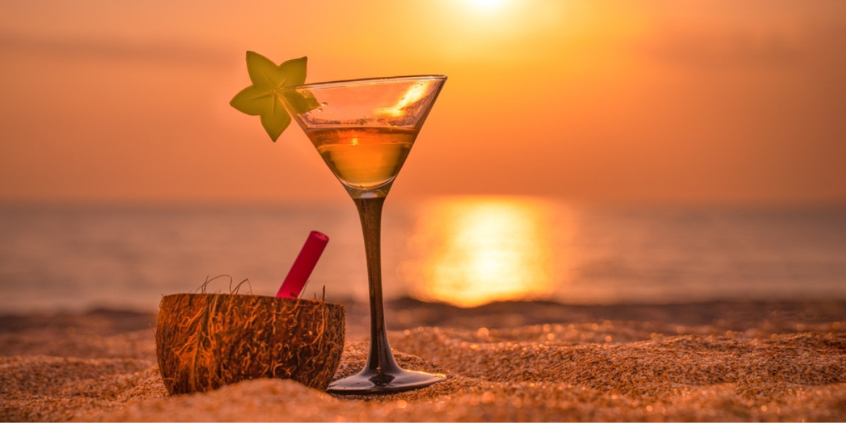 Dégustez un cocktail au coucher de soleil 