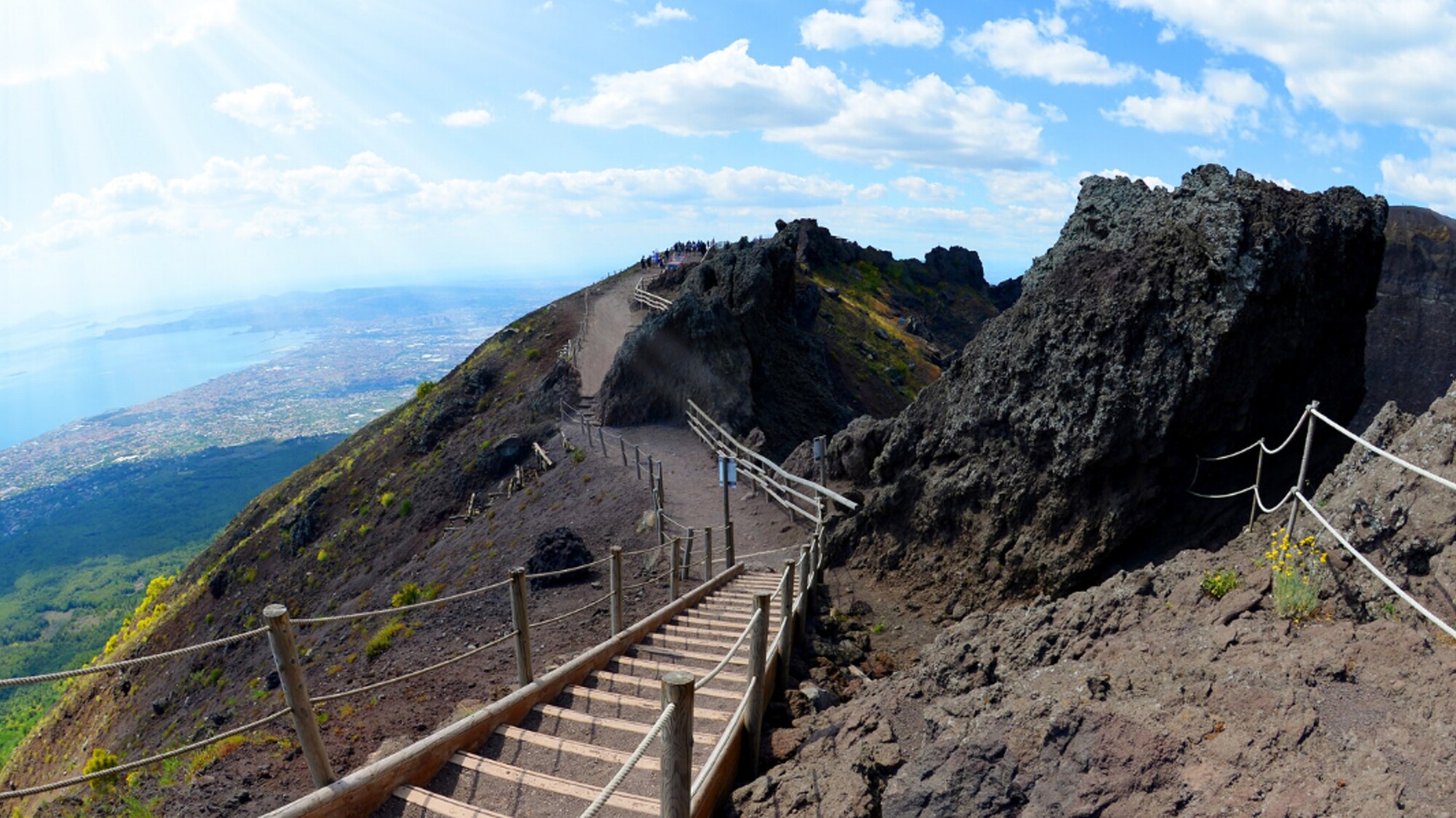 Et admirez la vue du haut du cratère