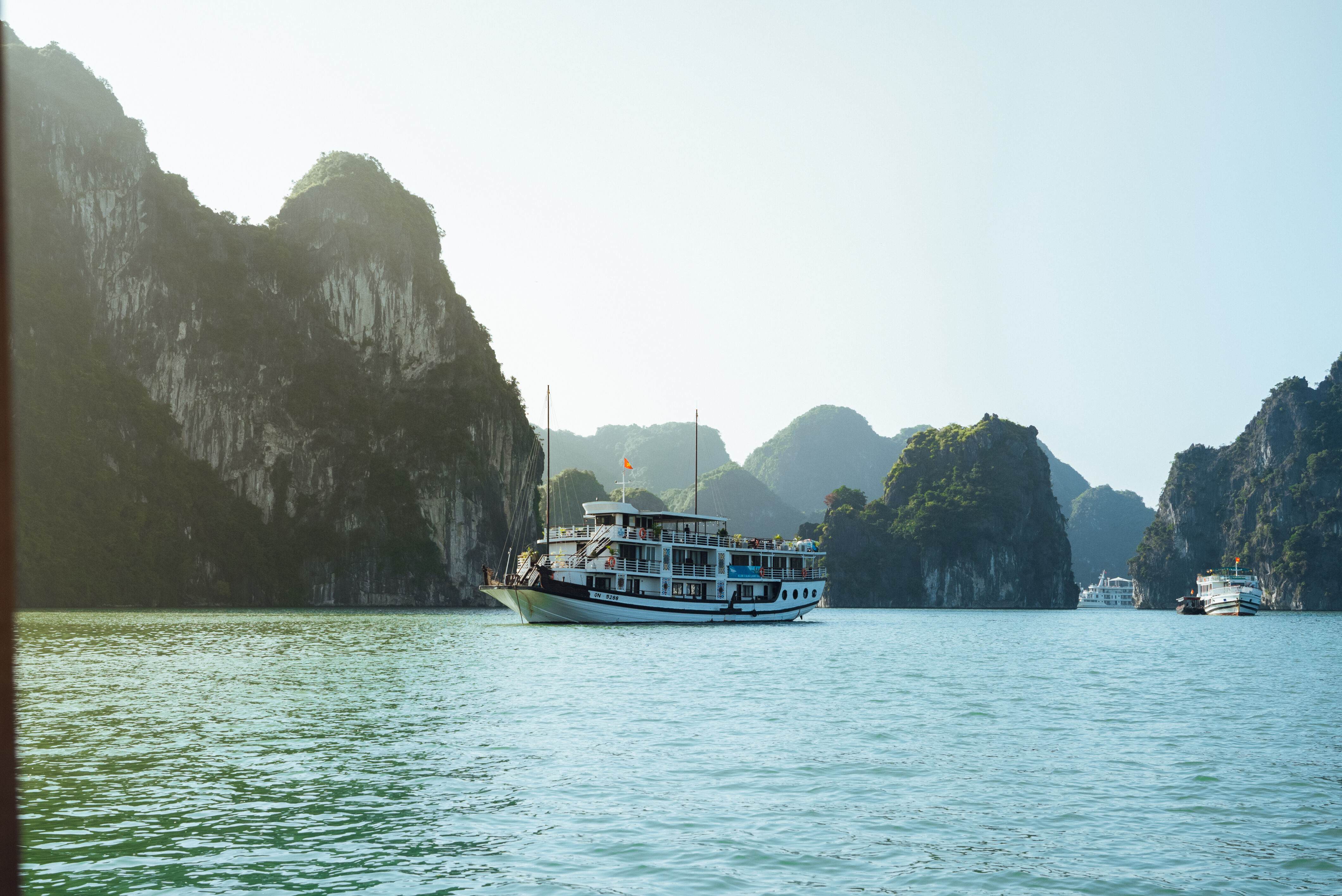 Pour une croisière à bord d'une jonque, dans un décor féérique 