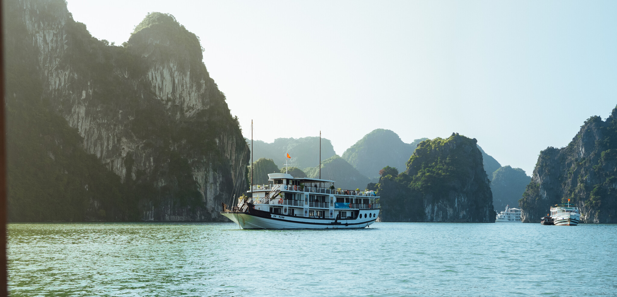 Pour une croisière à bord d'une jonque, dans un décor féérique