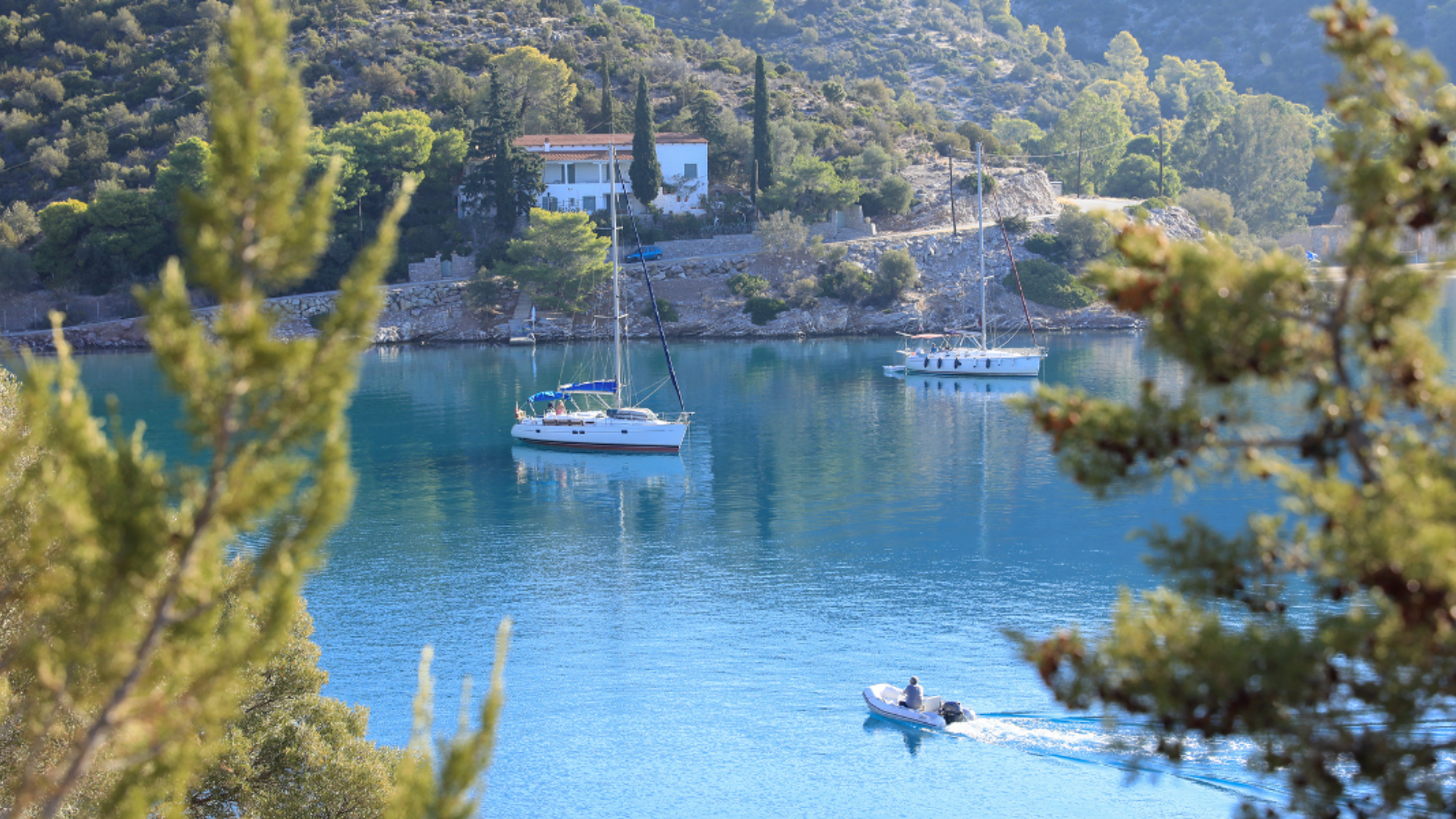 Des mouillages sauvages pour explorer les terres à l'aide de l'annexe