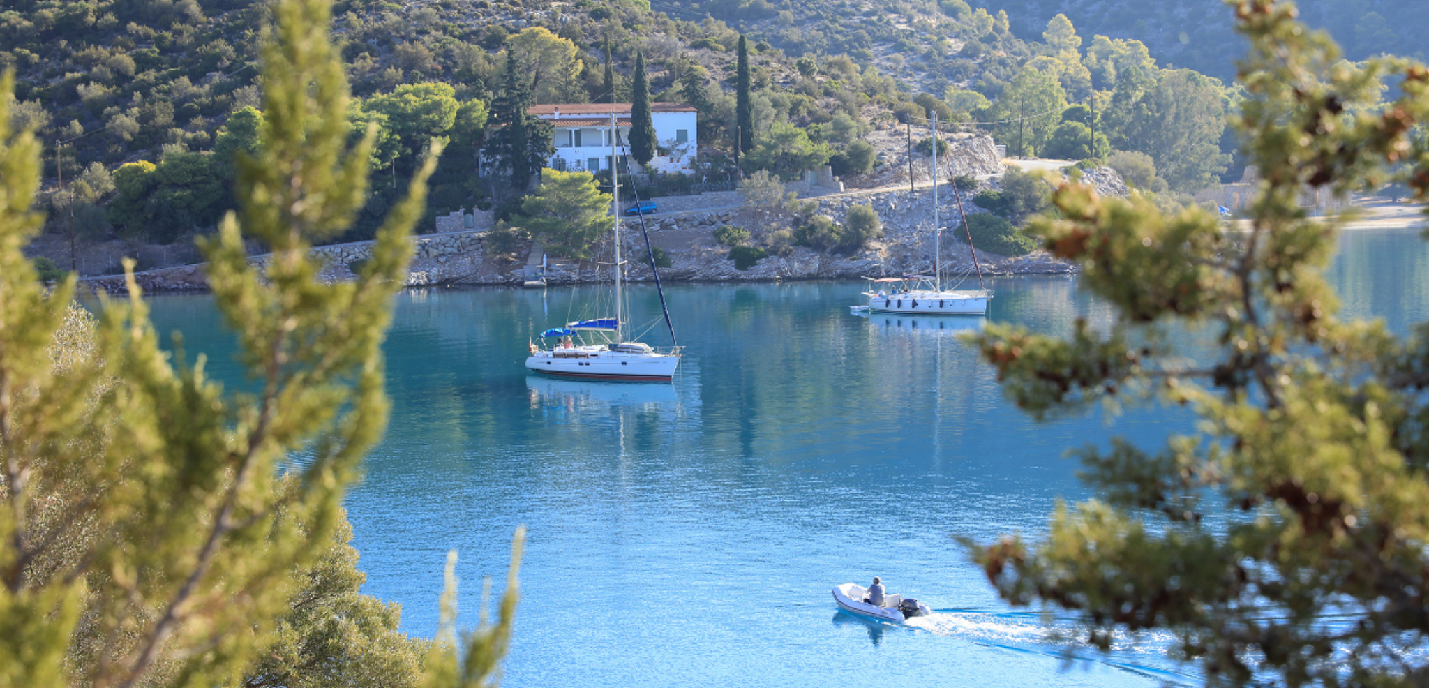 Des mouillages sauvages pour explorer les terres à l'aide de l'annexe