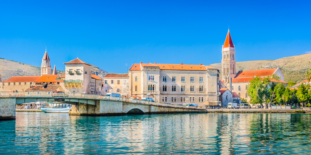 Vue sur le front de mer de Trogir 