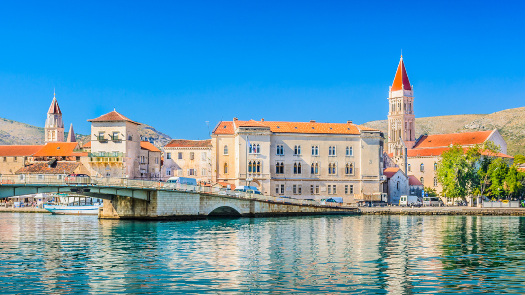 Vue sur le front de mer de Trogir