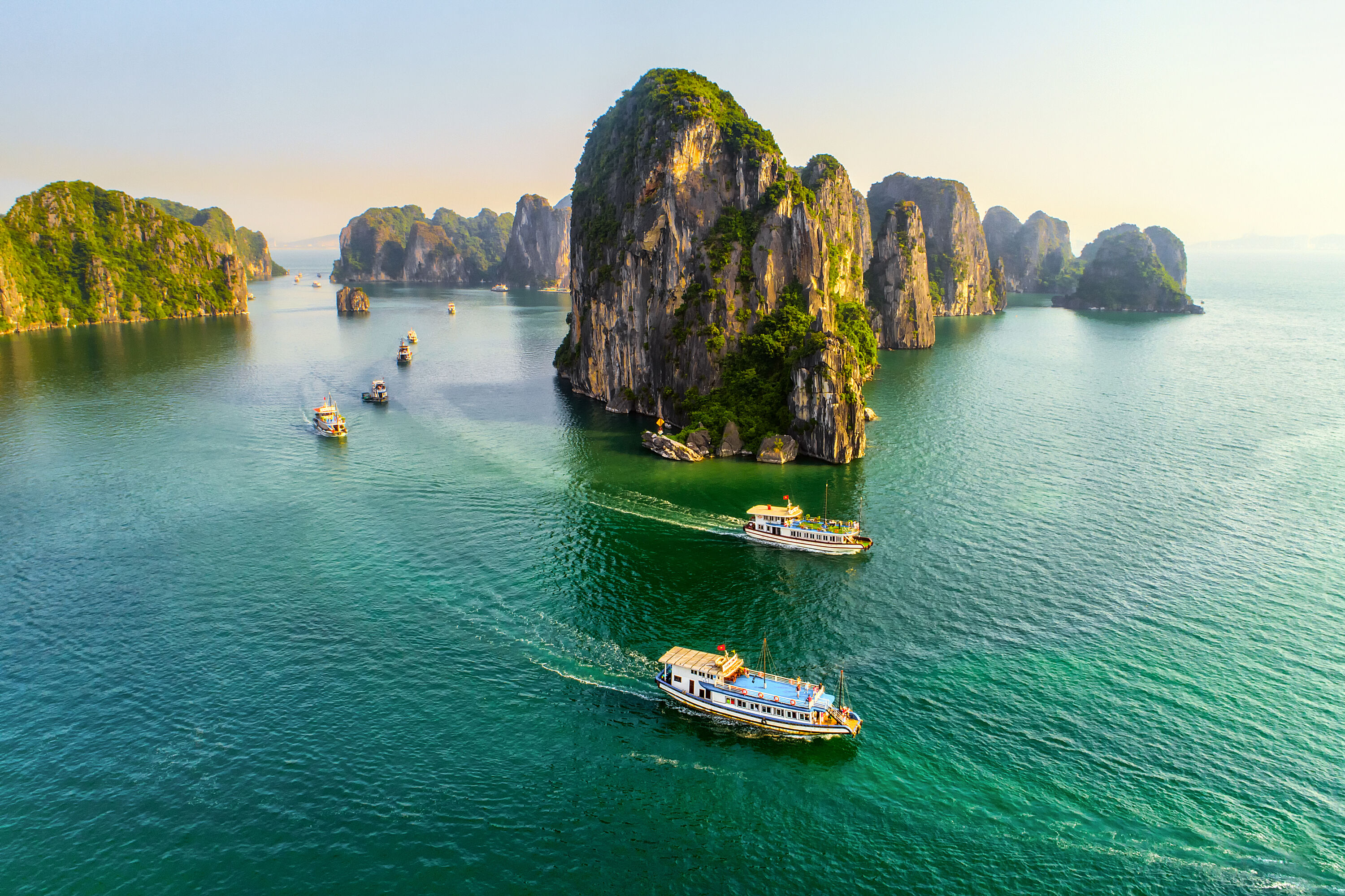 Puis cap sur la baie d'Halong et ses paysages enchanteurs 