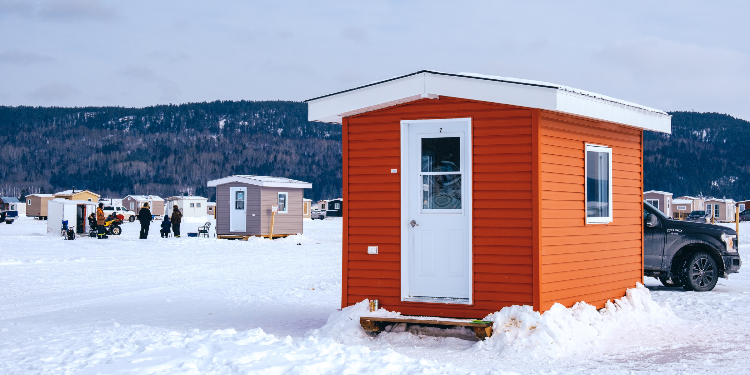 Cabane de pêche à la glace orange sur le fjord glacé du Saguenay à la Baie, Québec, Canada ©Shutterstock.com 