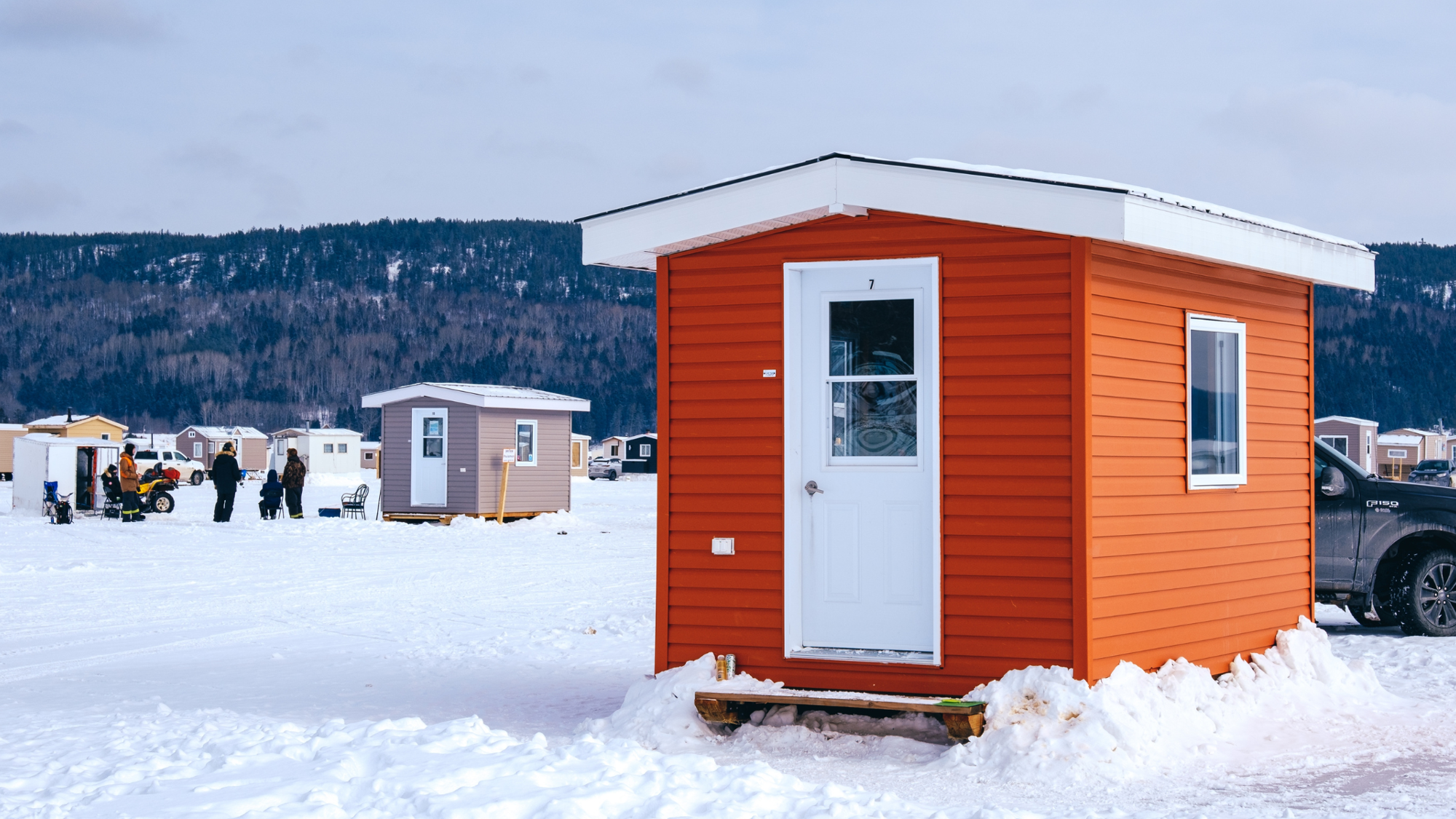 Cabane de pêche à la glace orange sur le fjord glacé du Saguenay à la Baie, Québec, Canada ©Shutterstock.com