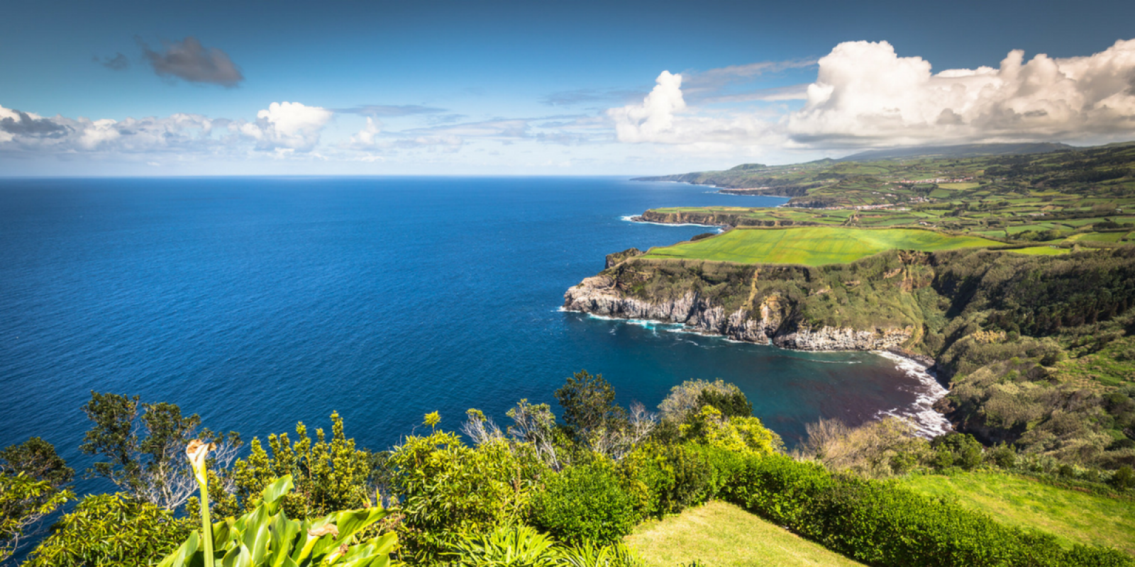 Parcourez les côtes escarpées de l'île... 