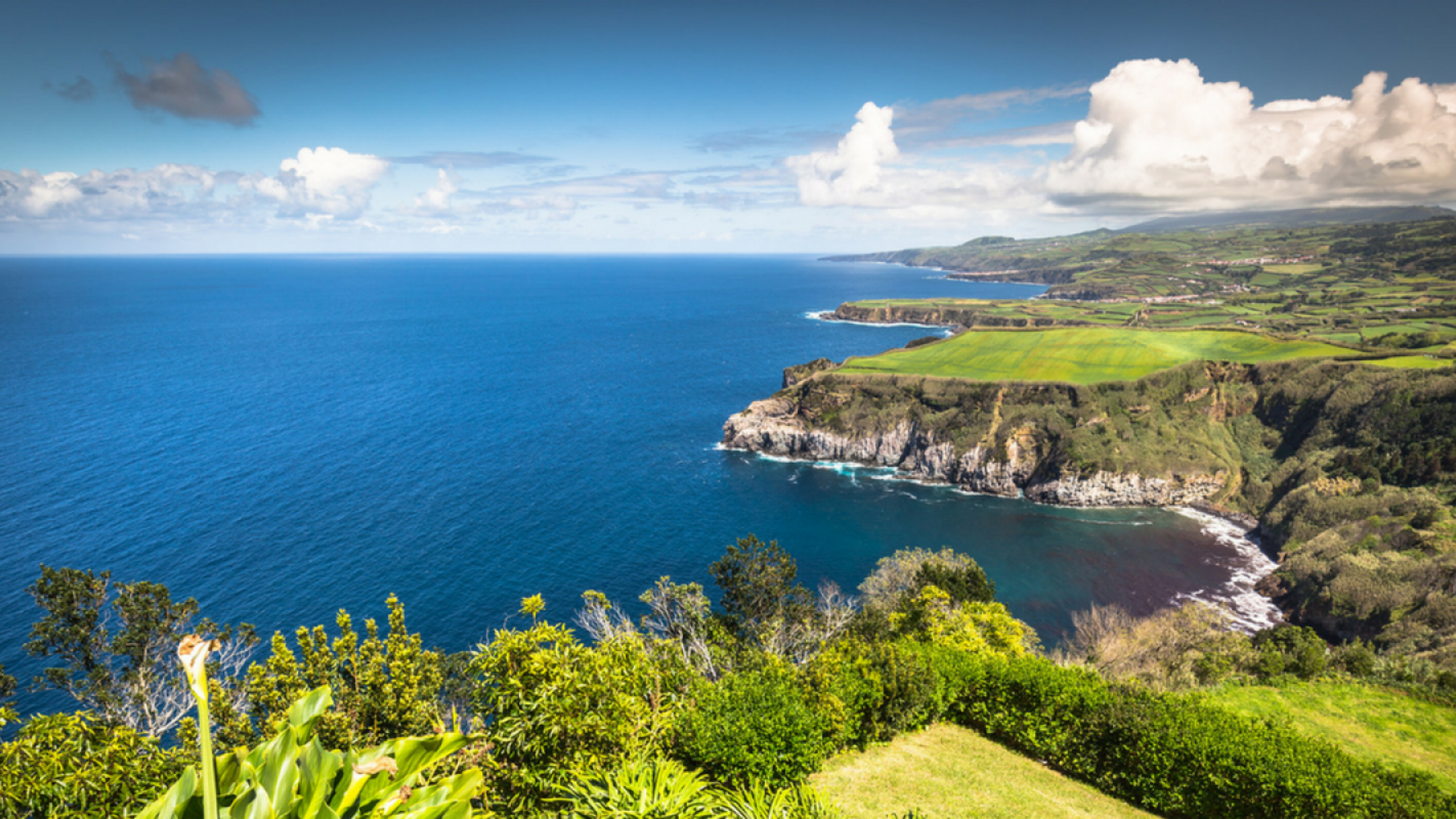 Parcourez les côtes escarpées de l'île...