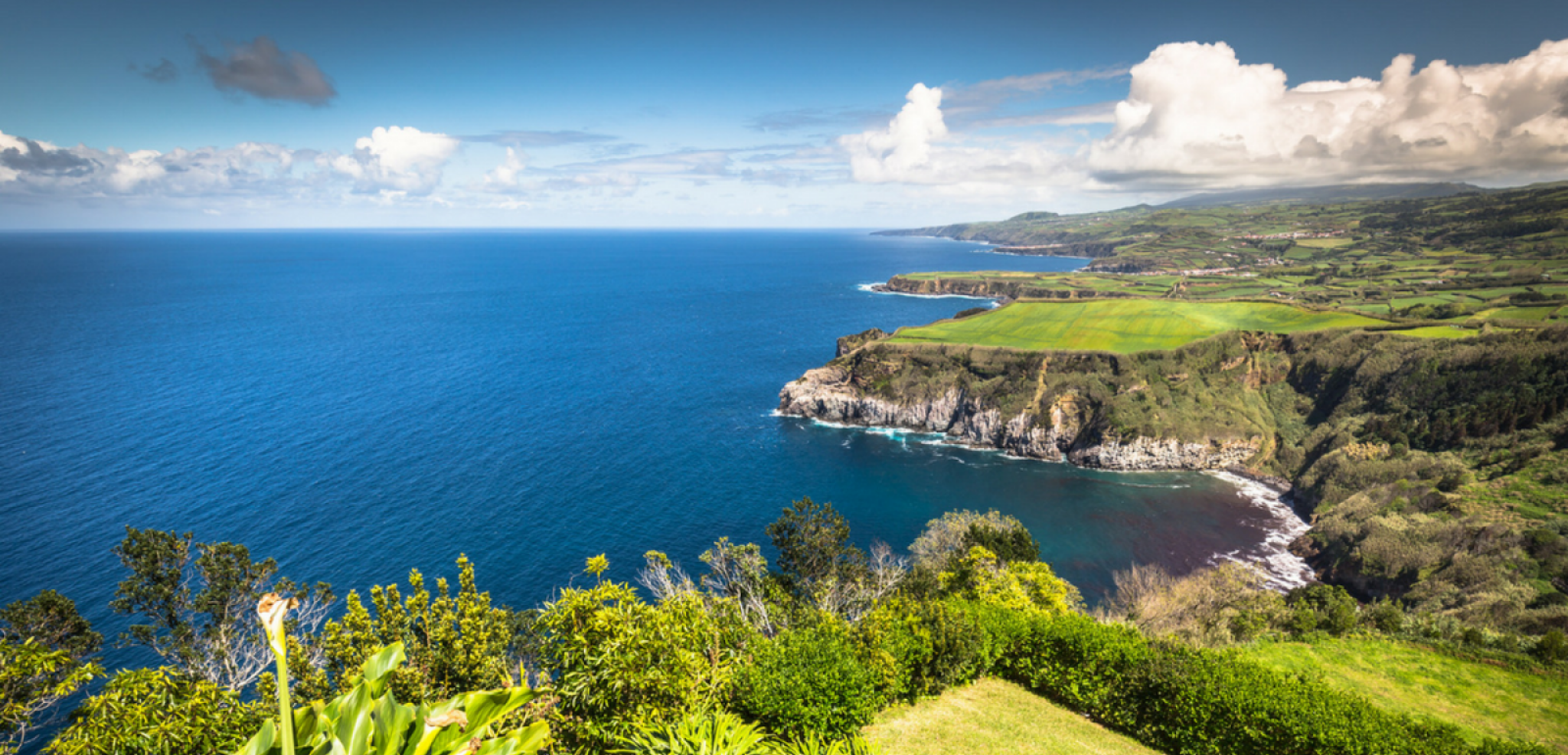 Parcourez les côtes escarpées de l'île...