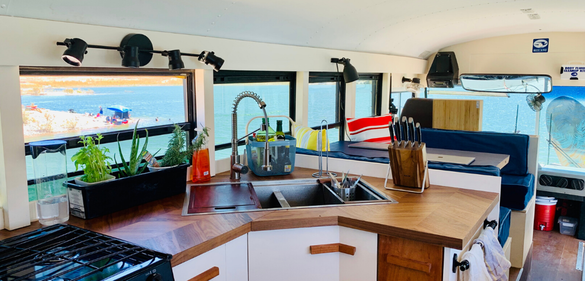 Vous découvrez l'intérieur du bus .... tout confort avec sa petite cuisine ...