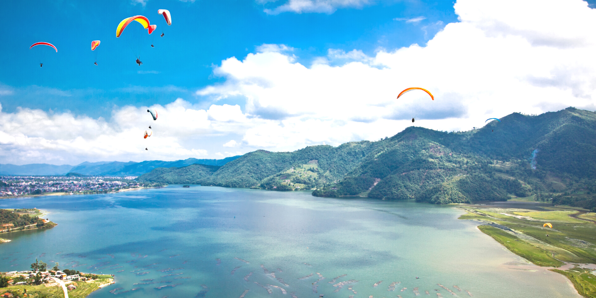 Puis l'aventure se poursuit vers Pokhara, la capitale népalaise des sports de montagne