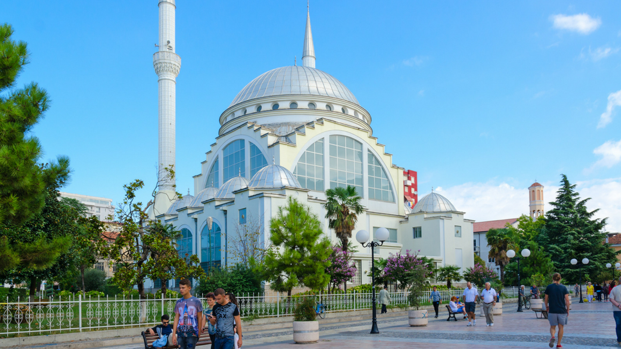 ... avant d’arpenter la ville