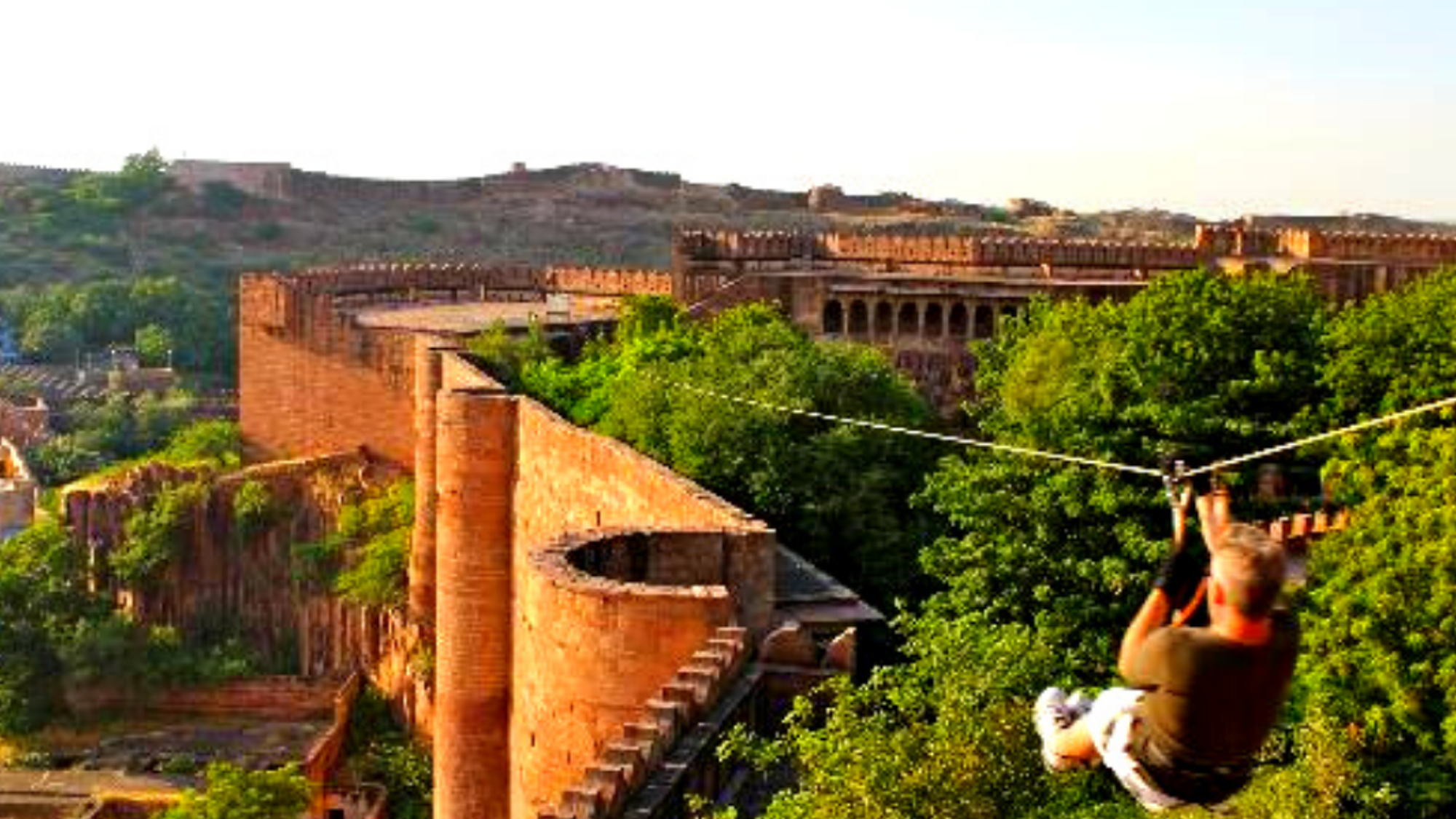 Que vous descendrez en tyrolienne !