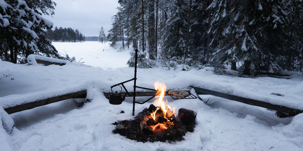 Un pique-nique autour d'un feu de camp en pleine nature - jour 2 