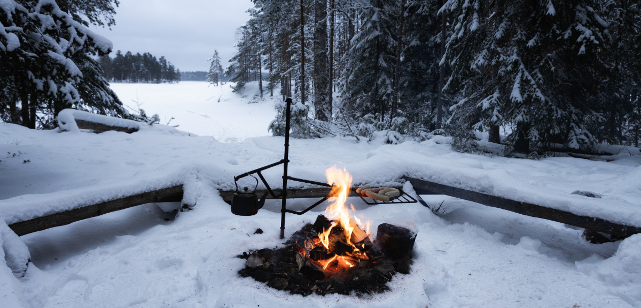 Un pique-nique autour d'un feu de camp en pleine nature - jour 2