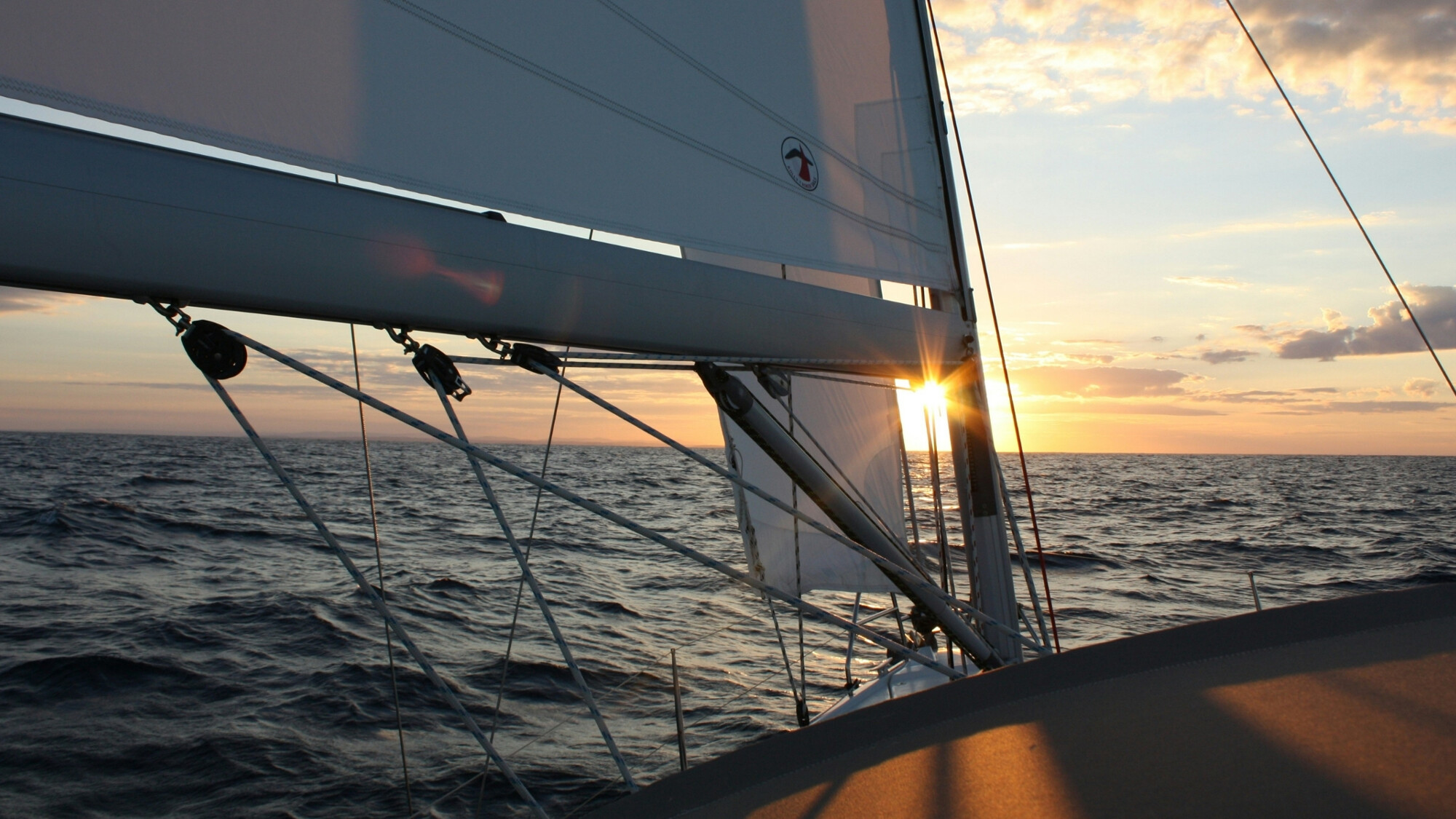 Sur ton voilier, entre Corse et Sardaigne ©Chris Harwood / Unsplash