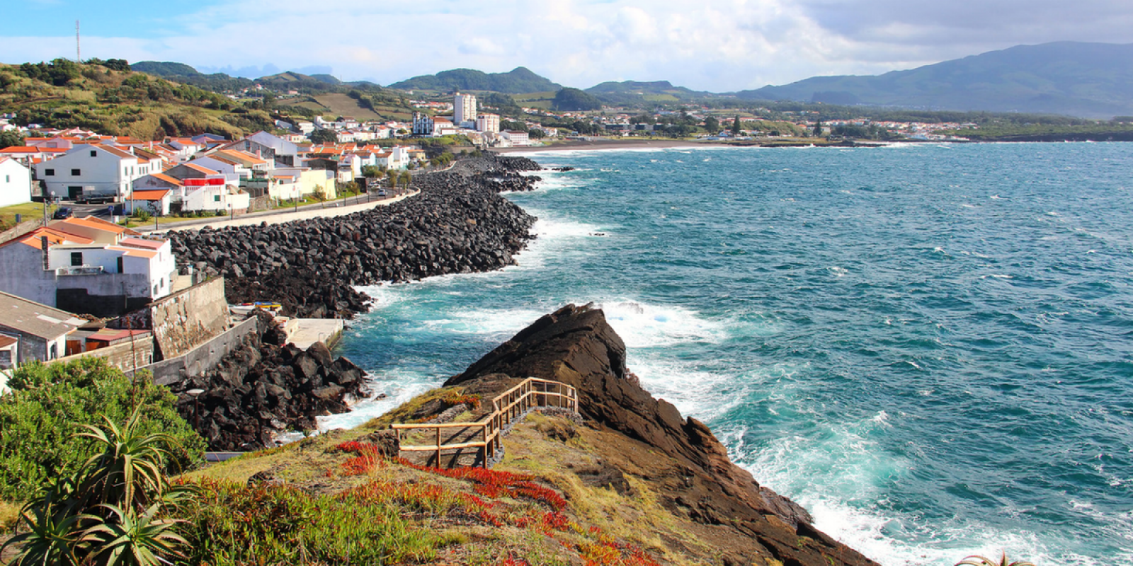 Village le long de la côte 