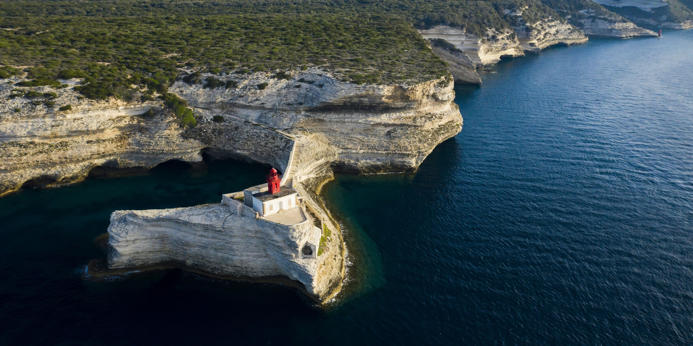 Bouches de Bonifacio, Corse, France ©travelwild / Shutterstock.com