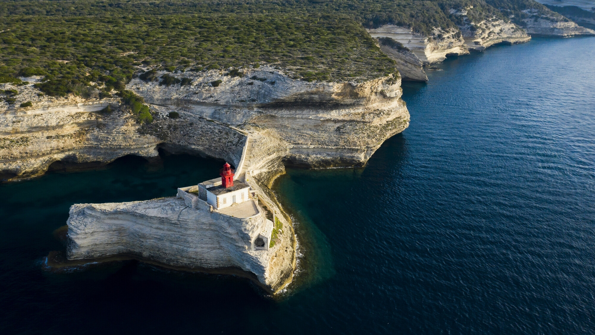 Bouches de Bonifacio, Corse, France ©travelwild / Shutterstock.com