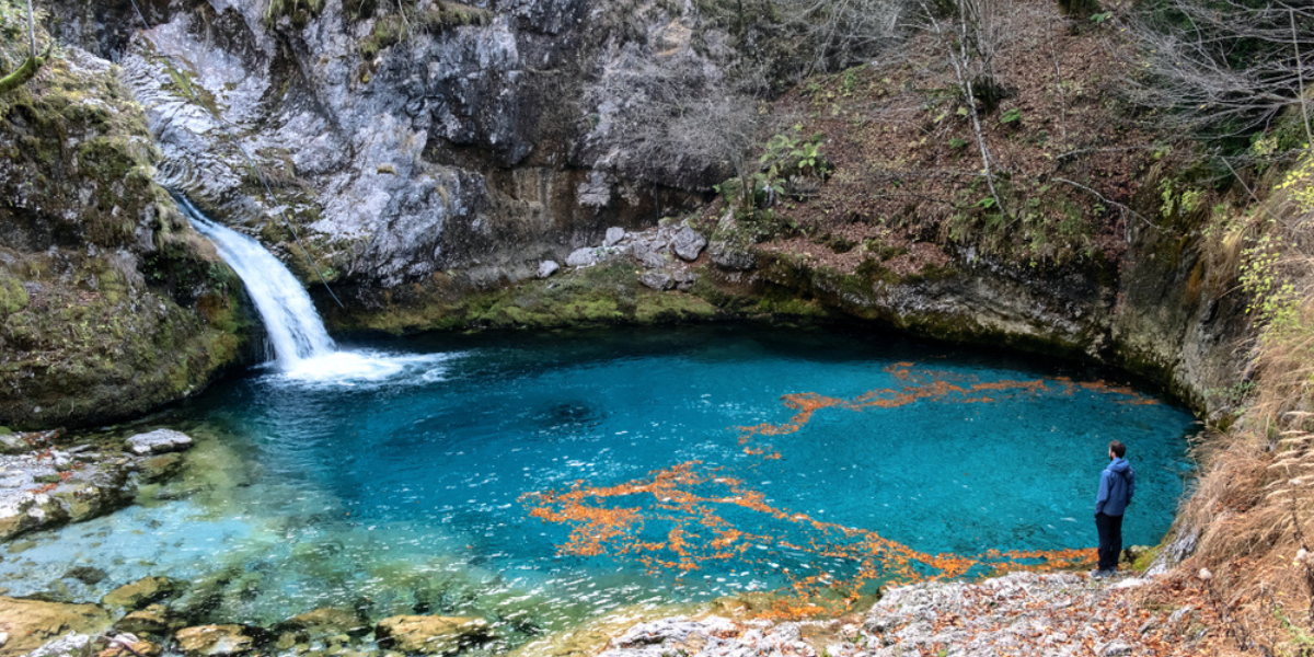 La source naturelle "Blue Eye", Valbonne, Thethi